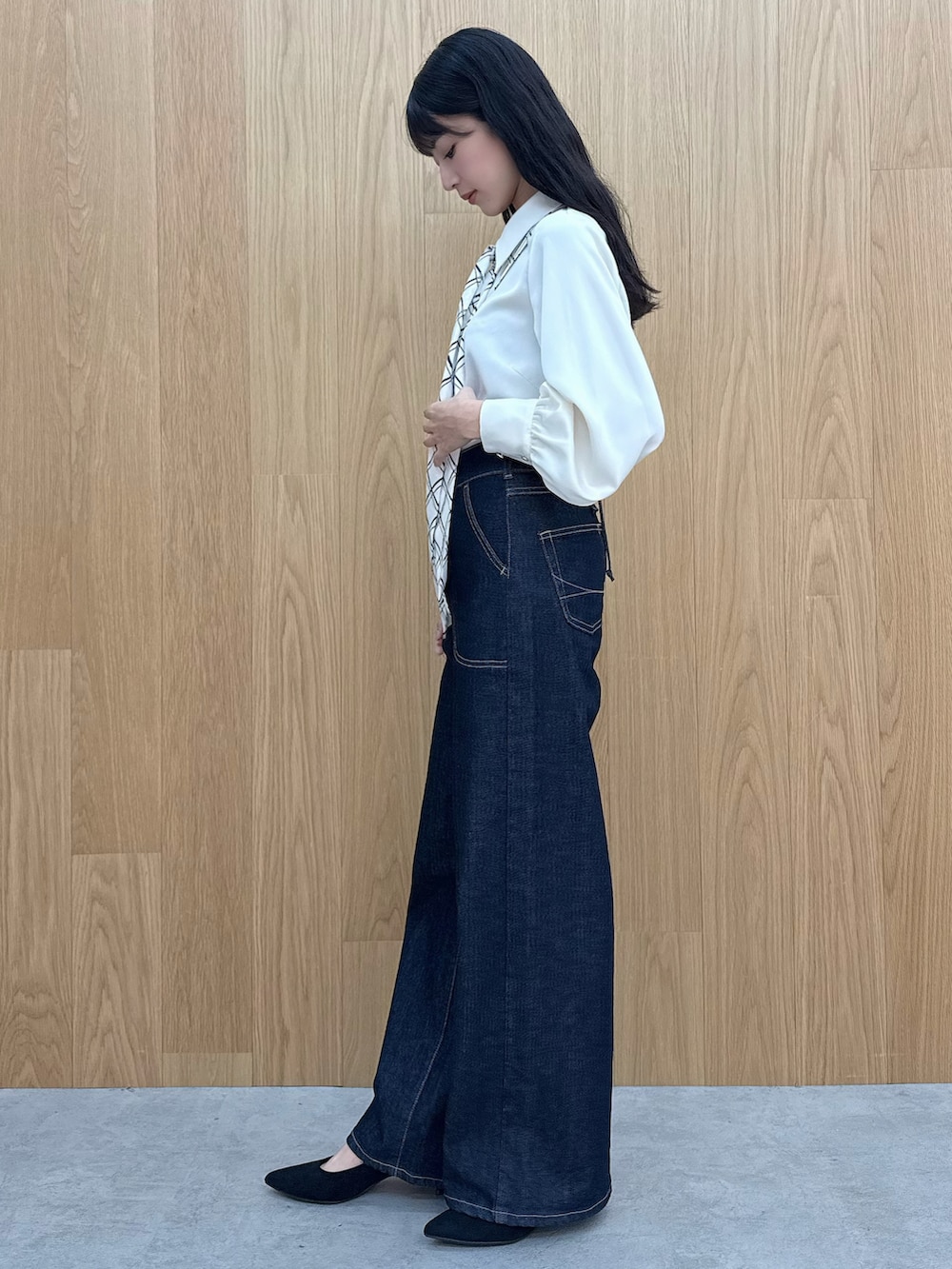 ブルー系のデニムパンツ、ホワイト系のシャツ/ブラウスを着用したレディースの夏コーディネートの3枚目の写真