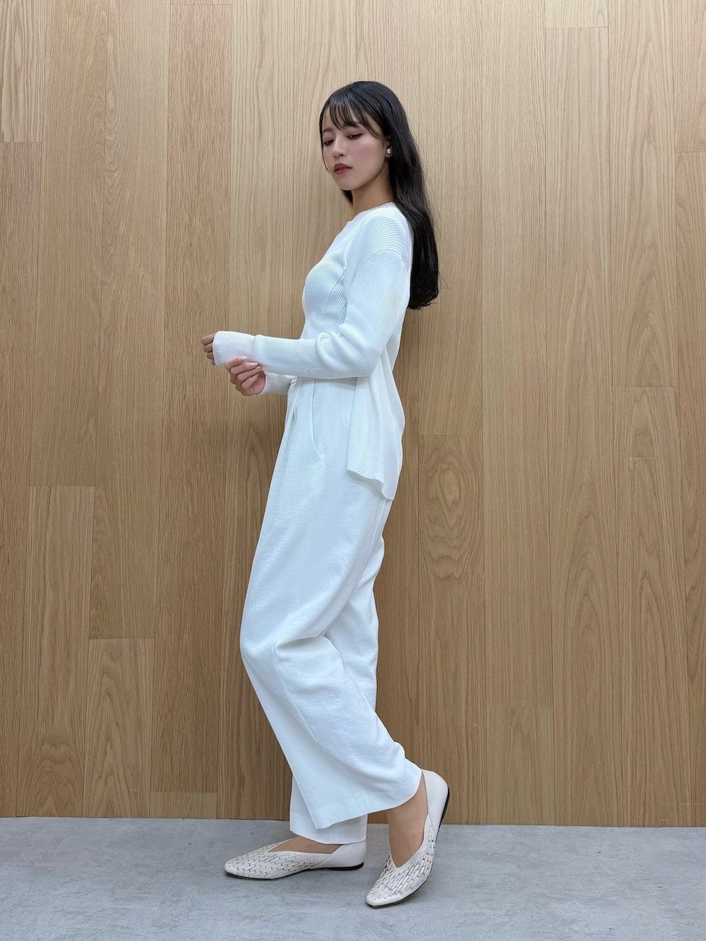 ホワイト系のその他パンツ、ホワイト系のカーディガン/ボレロ、ホワイト系のニット/セーターを着用したレディースの夏コーディネートの2枚目の写真