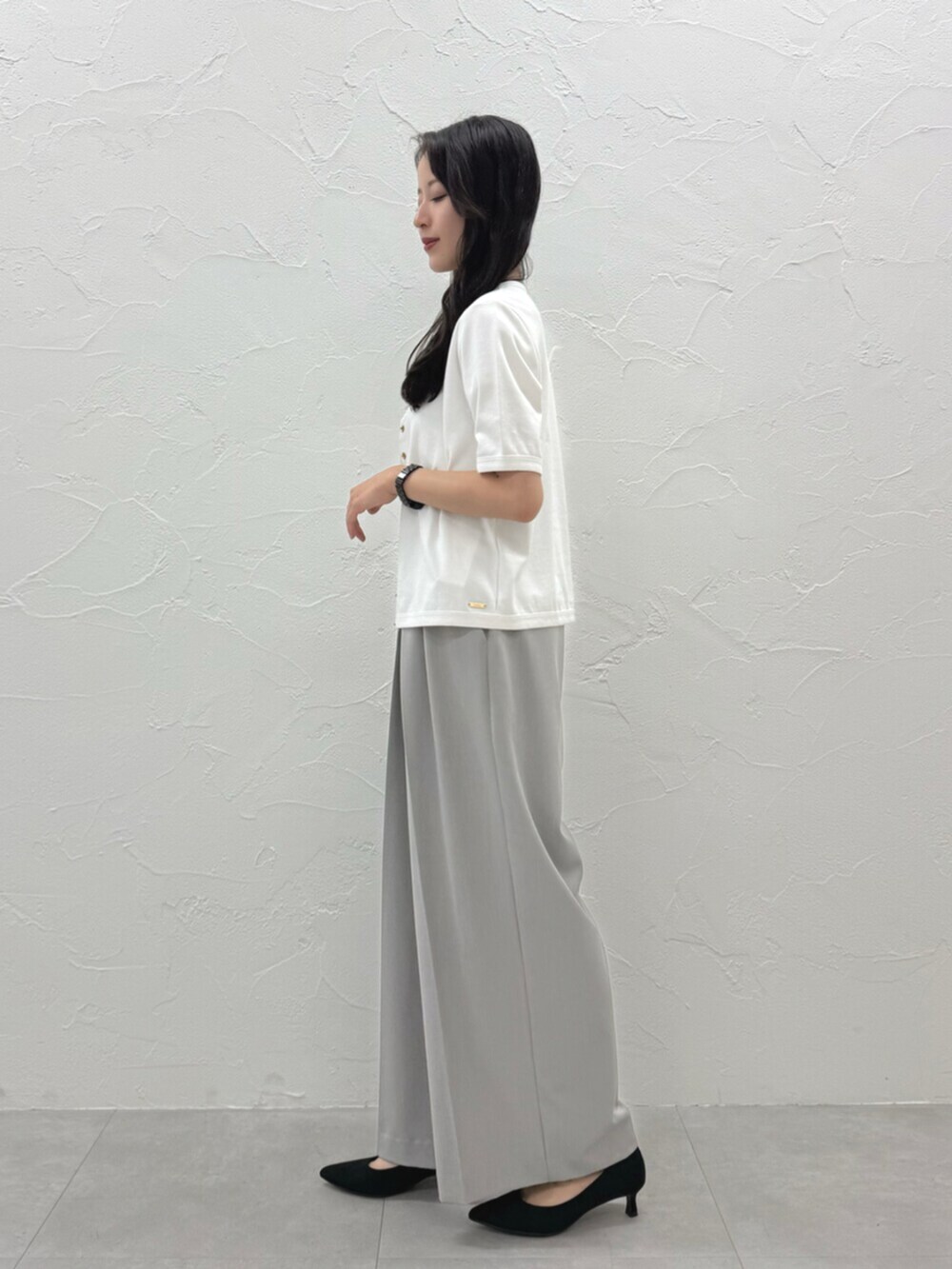 グレー系のその他パンツ、ホワイト系のカーディガン/ボレロ、ホワイト系のTシャツ/カットソーを着用したレディースの夏コーディネートの2枚目の写真