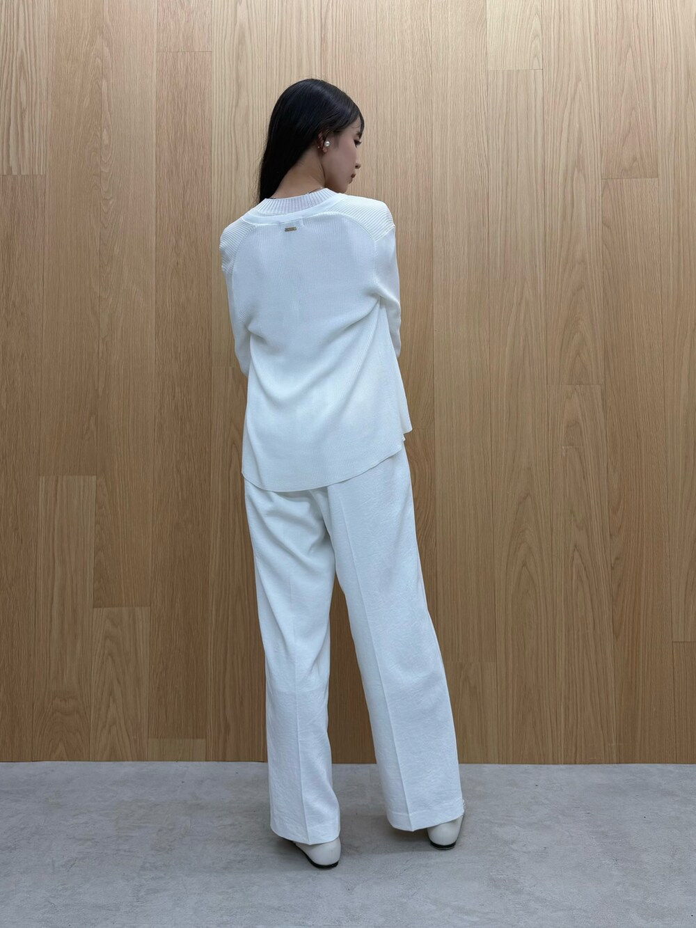 ホワイト系のその他パンツ、ホワイト系のカーディガン/ボレロ、ホワイト系のニット/セーターを着用したレディースの夏コーディネートの4枚目の写真