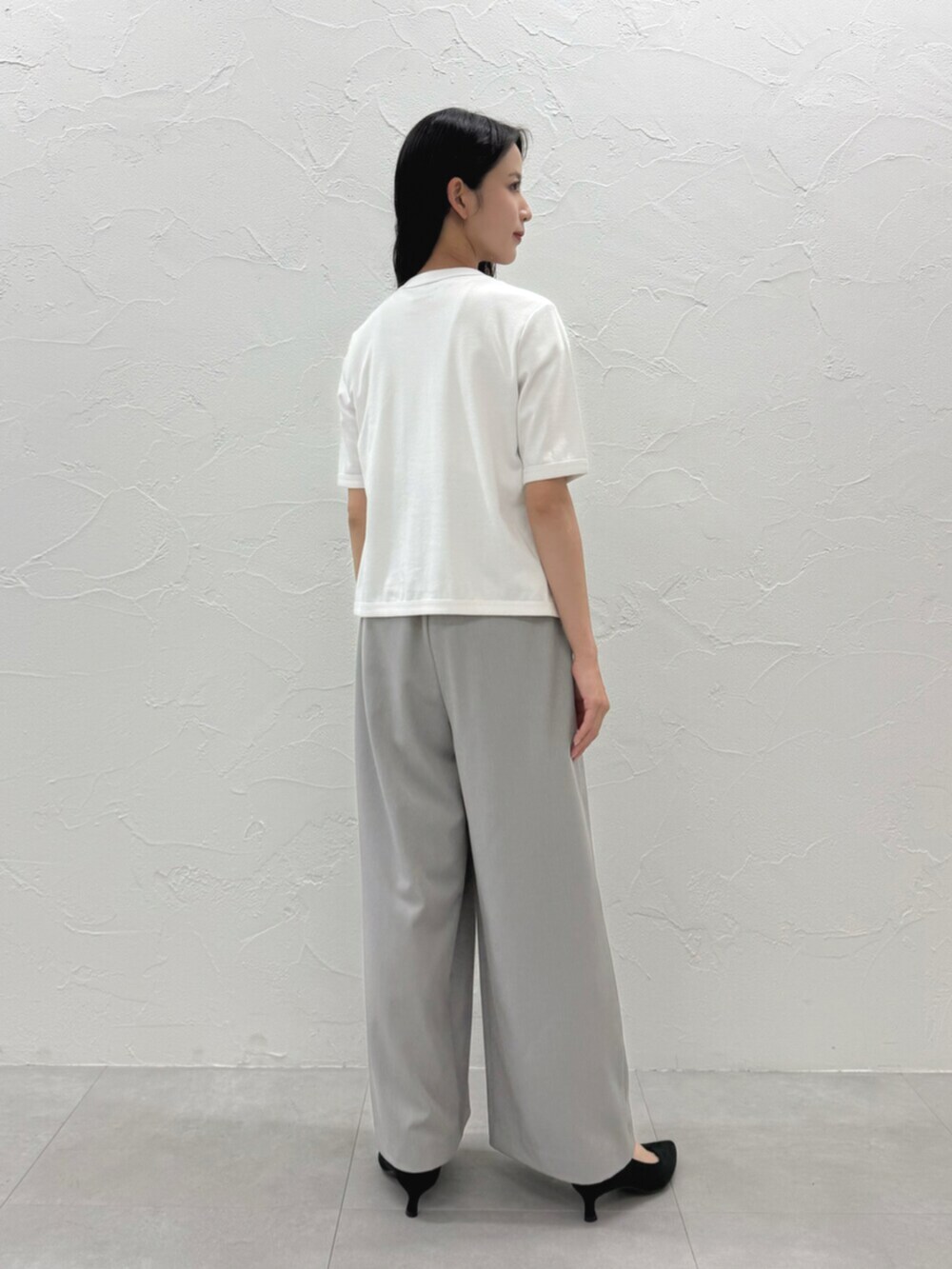 グレー系のその他パンツ、ホワイト系のカーディガン/ボレロ、ホワイト系のTシャツ/カットソーを着用したレディースの夏コーディネートの3枚目の写真