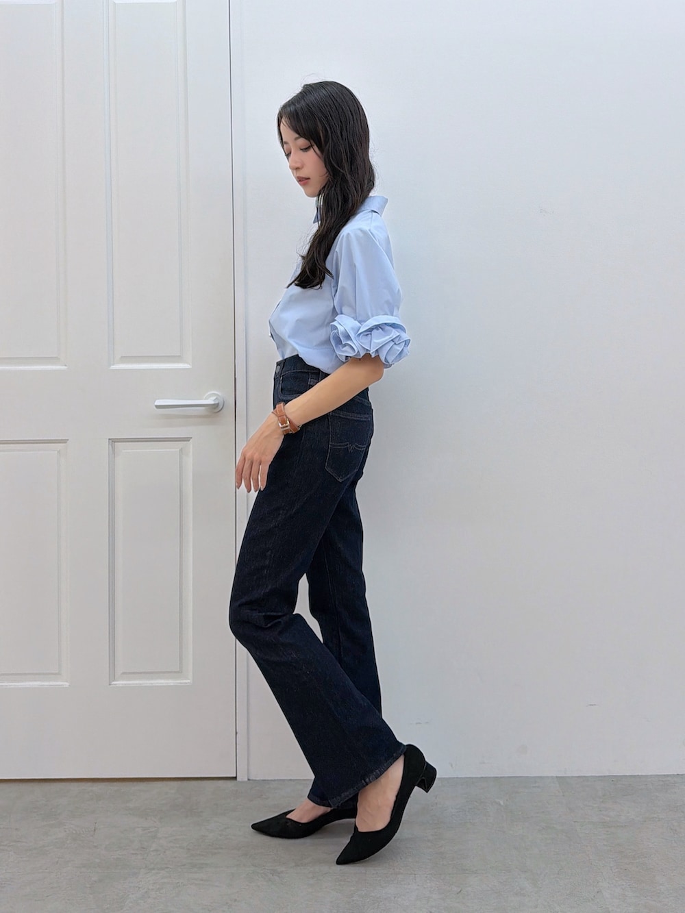 ブラック系のデニムパンツ、ブルー系のシャツ/ブラウスを着用したレディースの秋コーディネートの2枚目の写真