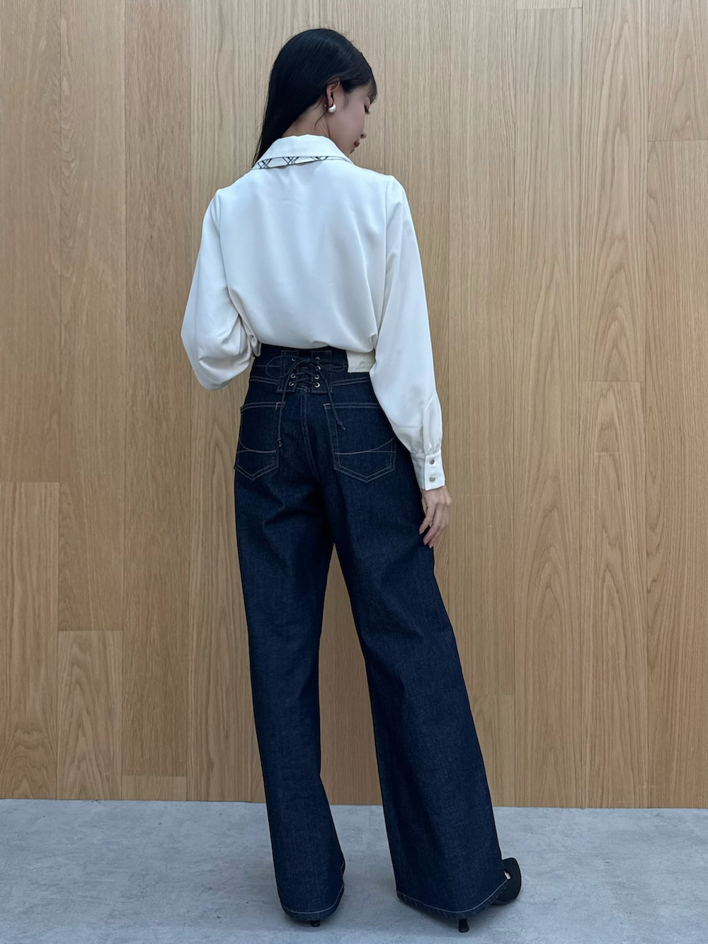 ブルー系のデニムパンツ、ホワイト系のシャツ/ブラウスを着用したレディースの夏コーディネートの4枚目の写真