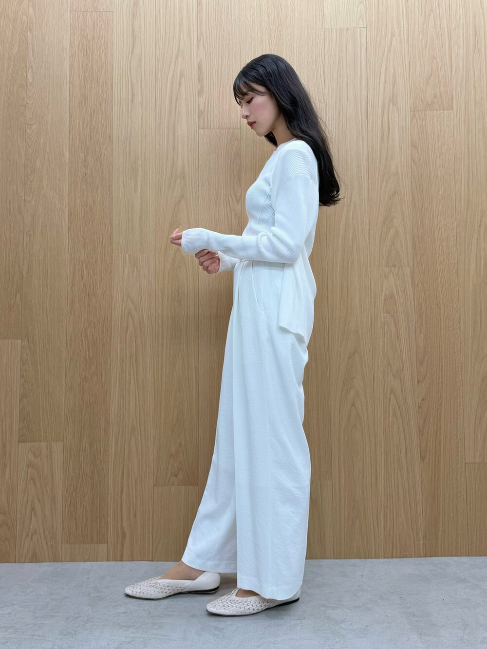 ホワイト系のその他パンツ、ホワイト系のカーディガン/ボレロ、ホワイト系のニット/セーターを着用したレディースの夏コーディネートの3枚目の写真