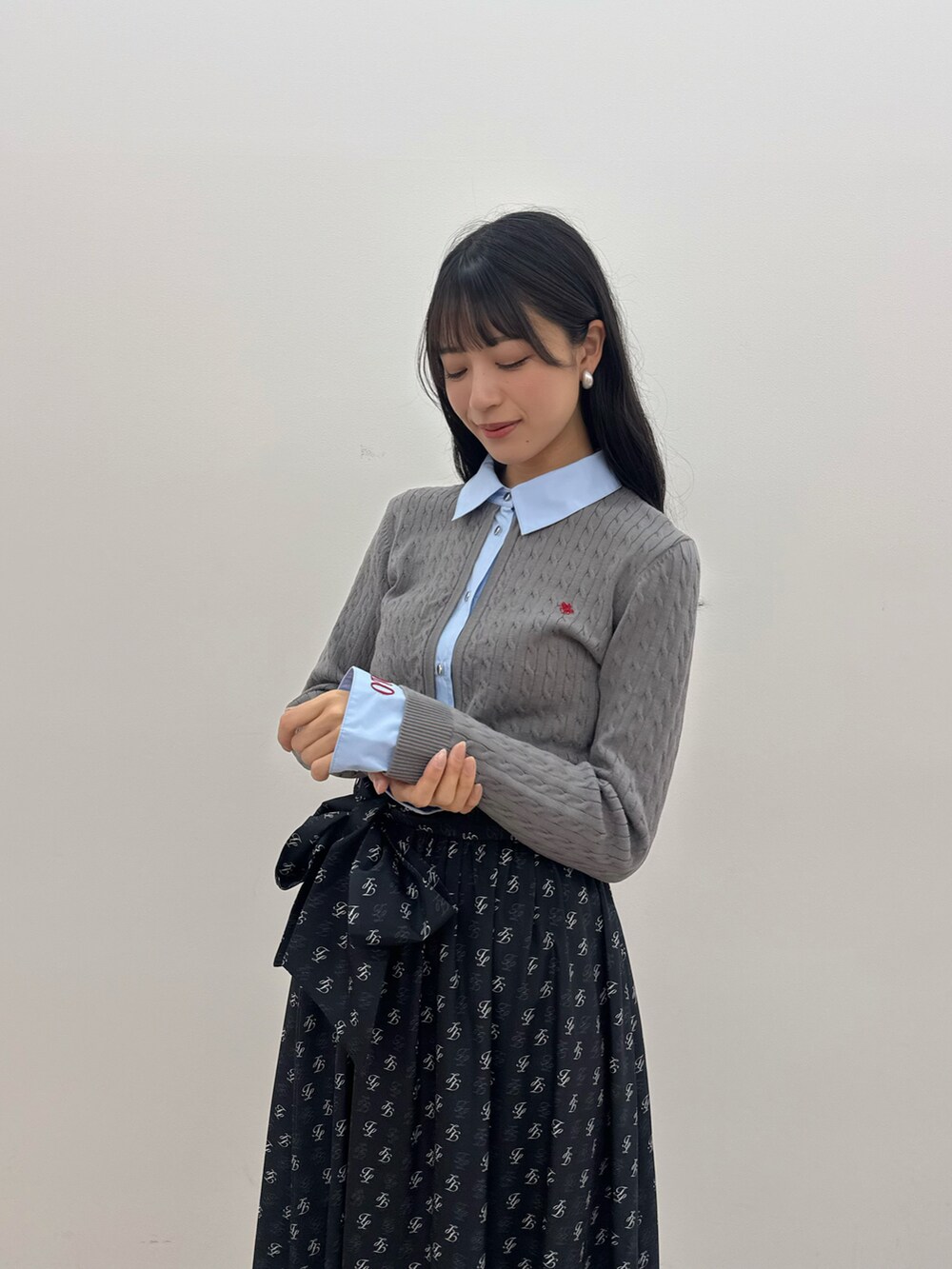 ブラック系のスカート、グレー系のニット/セーターを着用したレディースの夏コーディネートの4枚目の写真