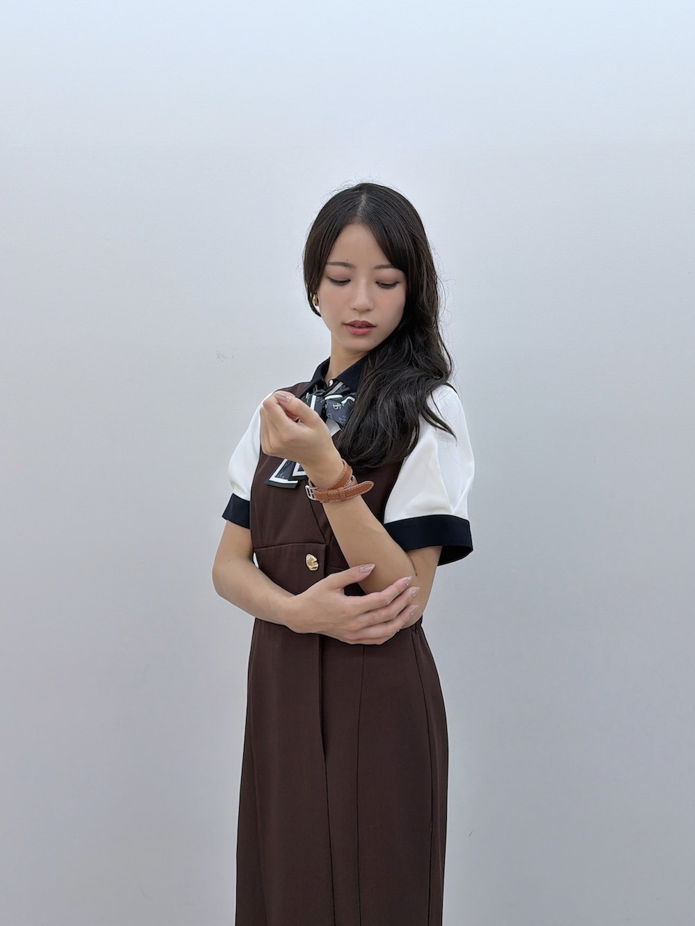 ホワイト系のシャツ/ブラウス、ブラウン系のワンピースを着用したレディースの秋コーディネートの4枚目の写真