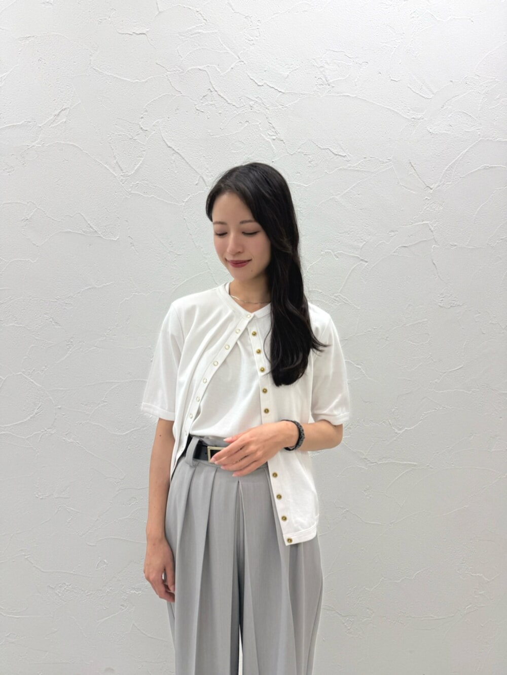 グレー系のその他パンツ、ホワイト系のカーディガン/ボレロ、ホワイト系のTシャツ/カットソーを着用したレディースの夏コーディネートの4枚目の写真