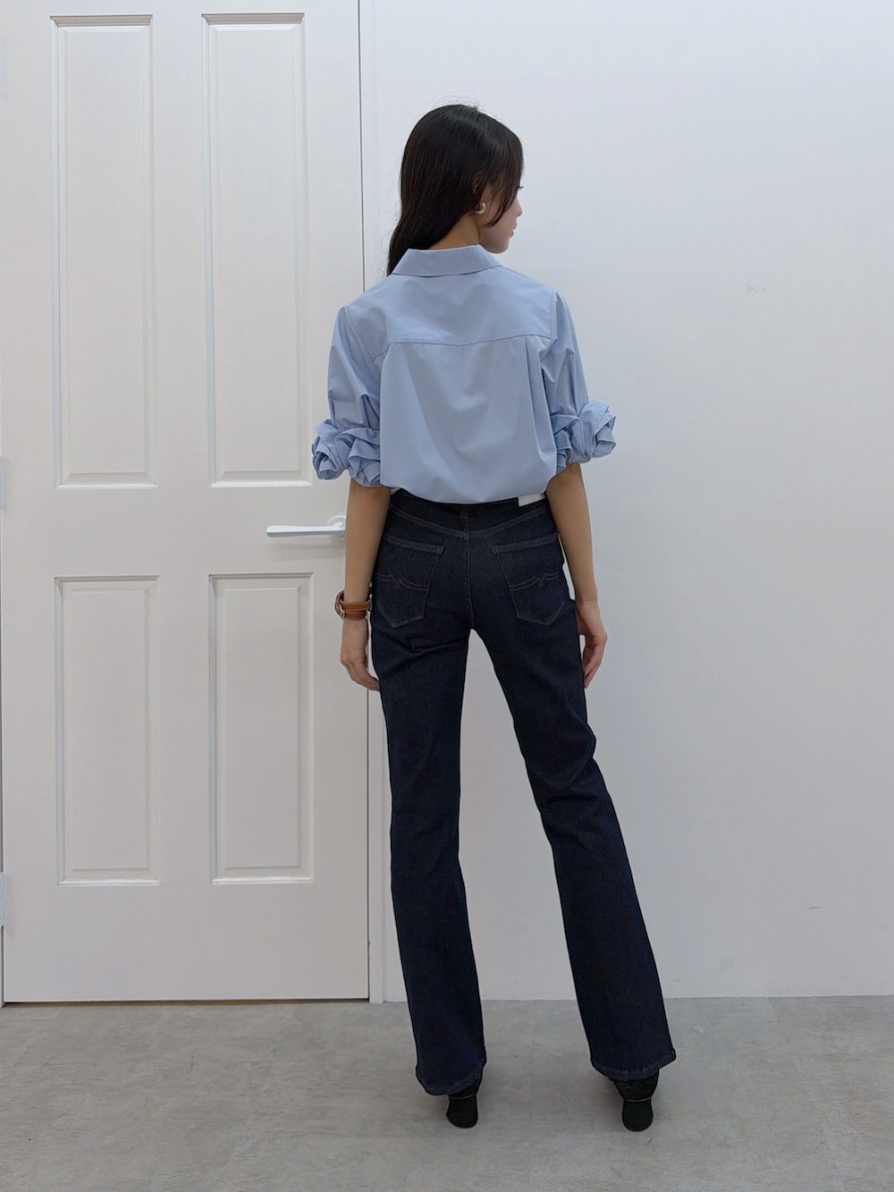 ブラック系のデニムパンツ、ブルー系のシャツ/ブラウスを着用したレディースの秋コーディネートの3枚目の写真