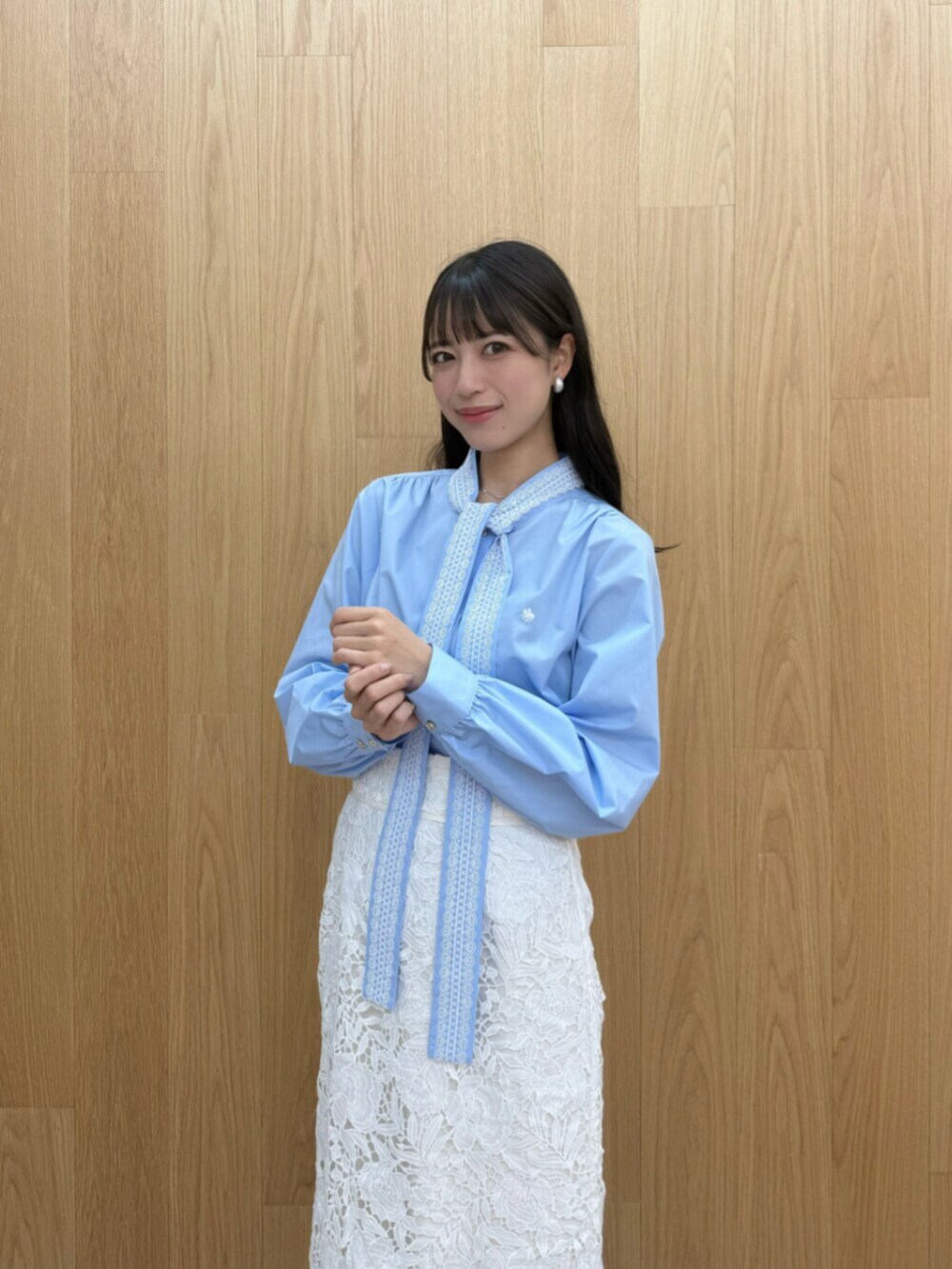 ホワイト系のスカート、ブルー系のシャツ/ブラウスを着用したレディースの夏コーディネートの4枚目の写真