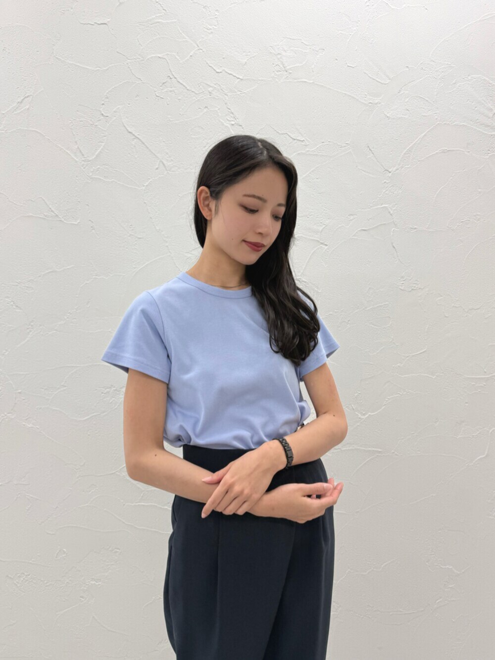 ブルー系のTシャツ/カットソー、ブルー系のその他パンツを着用したレディースの夏コーディネートの4枚目の写真