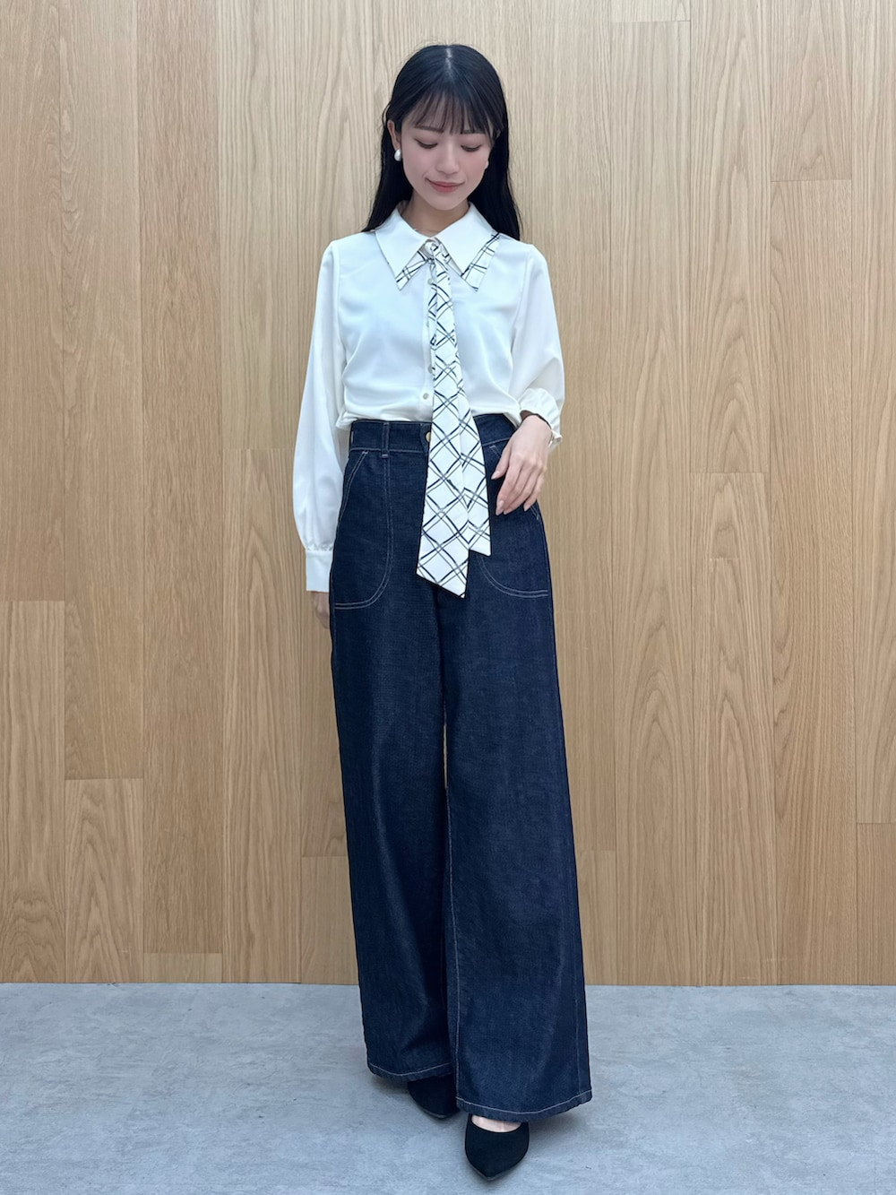 ブルー系のデニムパンツ、ホワイト系のシャツ/ブラウスを着用したレディースの夏コーディネートの2枚目の写真