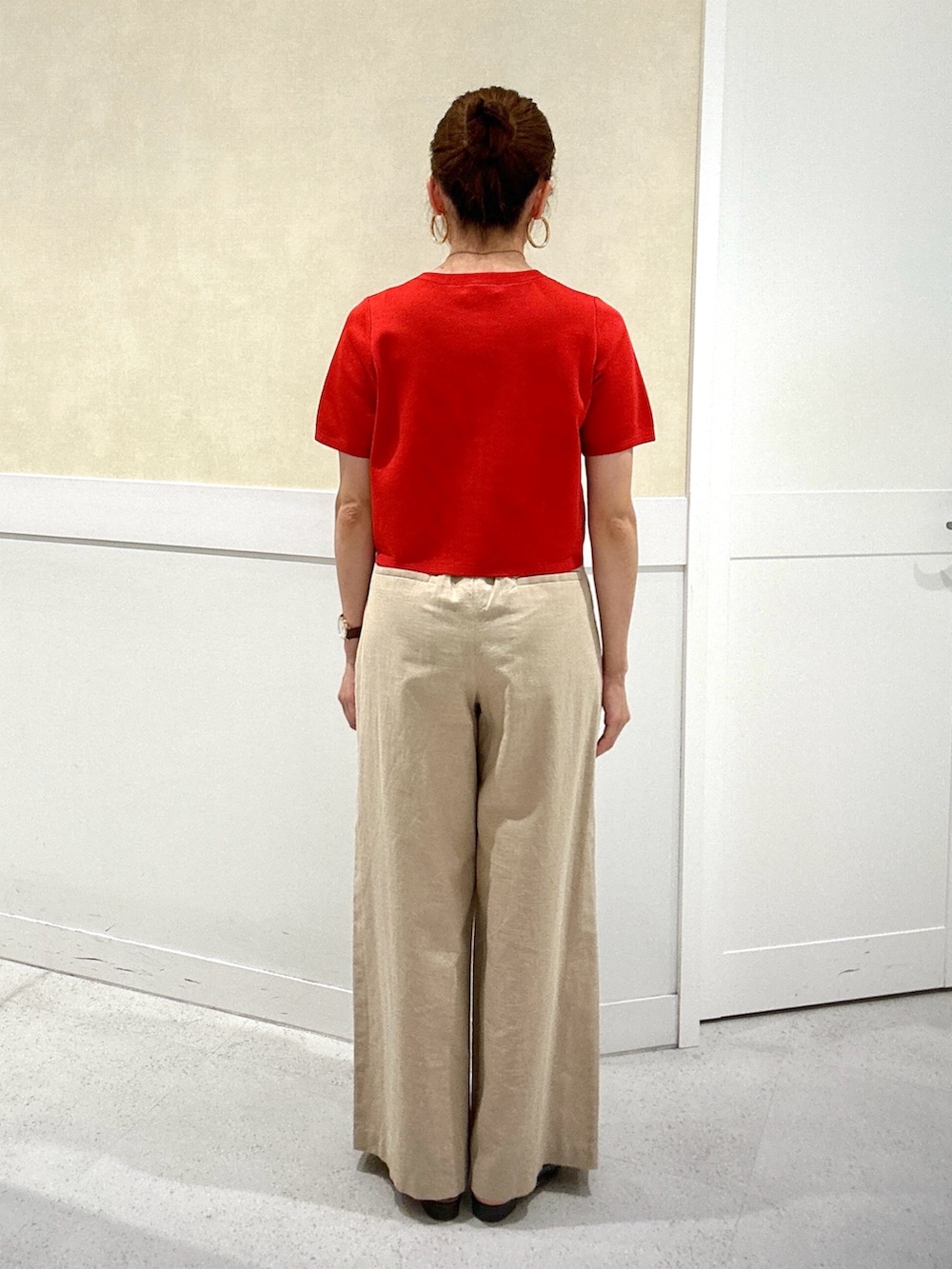 レッド系のカーディガン/ボレロ、ベージュ系のその他パンツ、ブラック系のローファーを着用したレディースの夏コーディネートの4枚目の写真