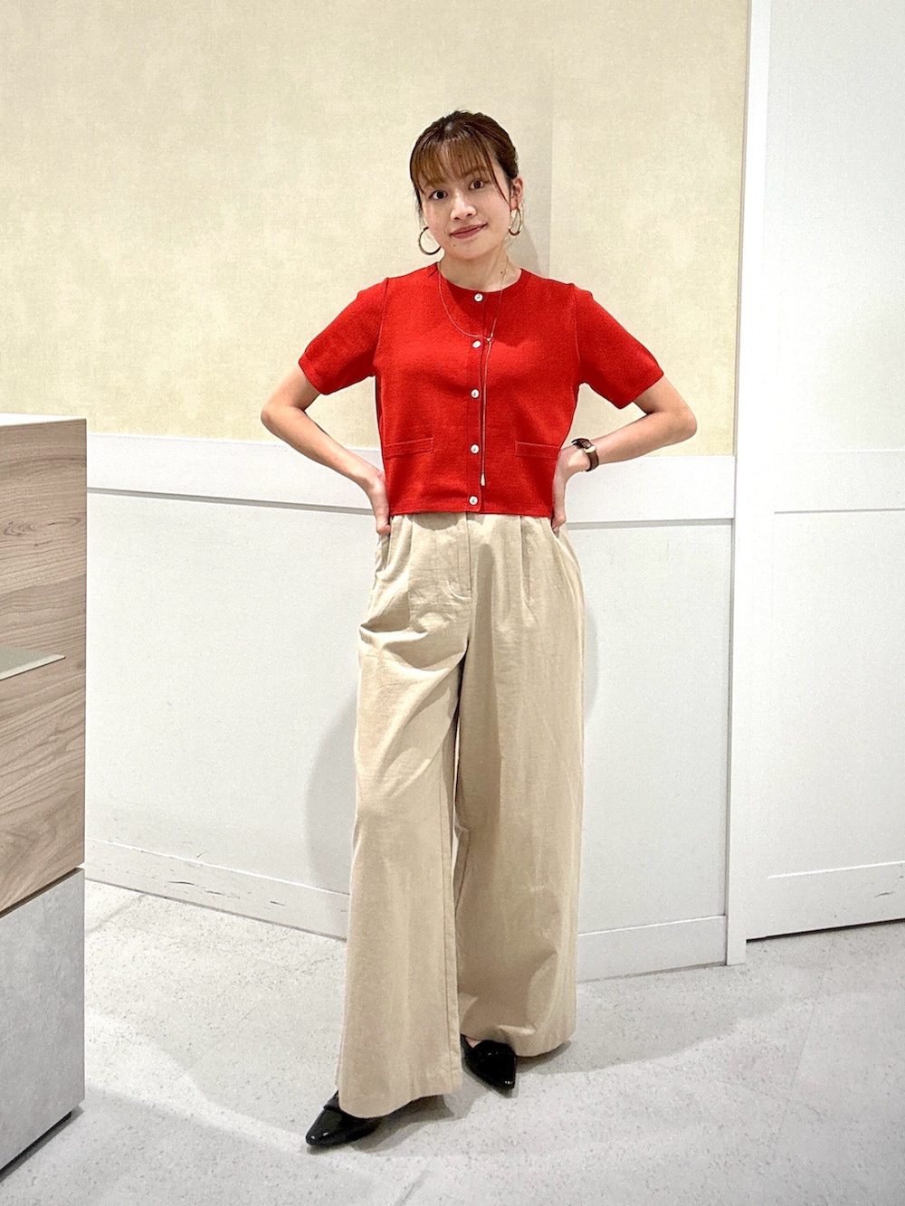 レッド系のカーディガン/ボレロ、ベージュ系のその他パンツ、ブラック系のローファーを着用したレディースの夏コーディネートの2枚目の写真