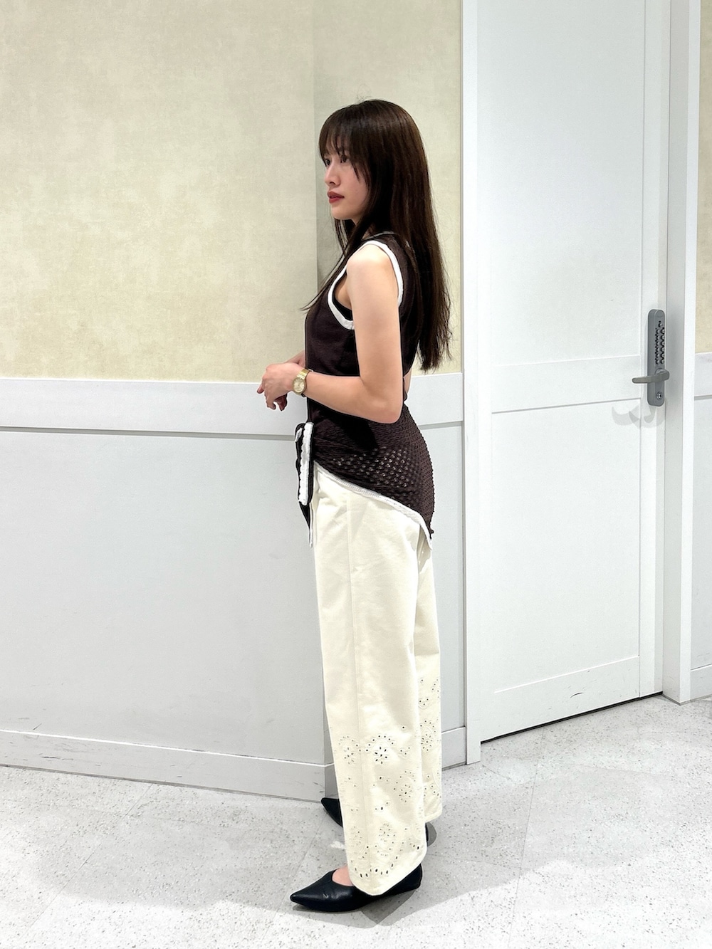 ブラウン系のニット/セーター、ホワイト系のその他パンツを着用したレディースの夏コーディネートの3枚目の写真