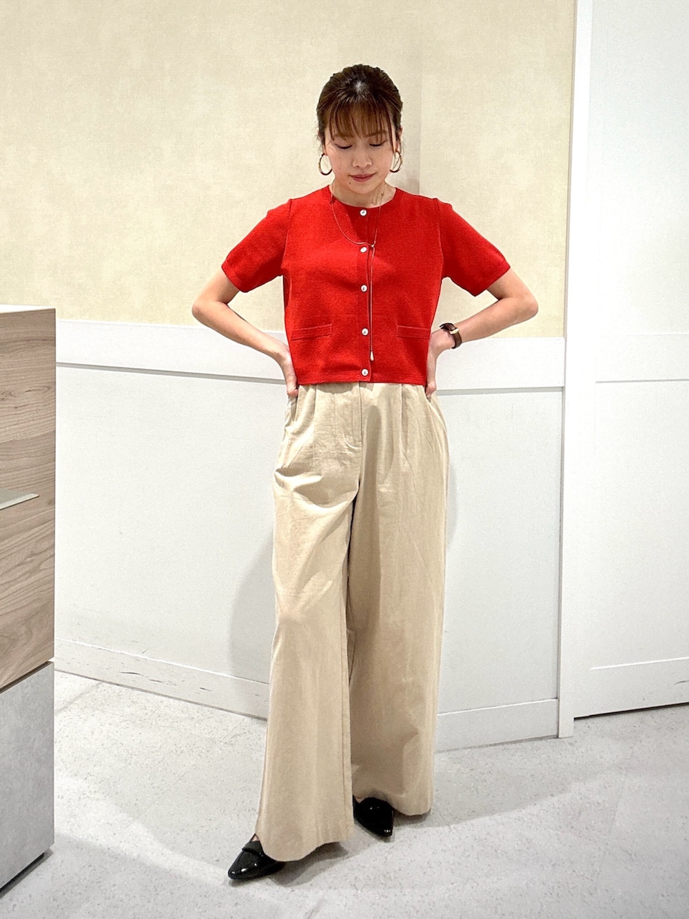 レッド系のカーディガン/ボレロ、ベージュ系のその他パンツ、ブラック系のローファーを着用したレディースの夏コーディネートの5枚目の写真