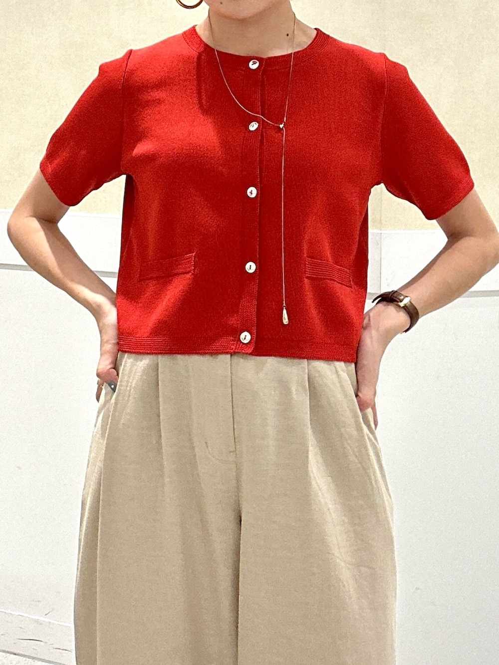 レッド系のカーディガン/ボレロ、ベージュ系のその他パンツ、ブラック系のローファーを着用したレディースの夏コーディネートの6枚目の写真