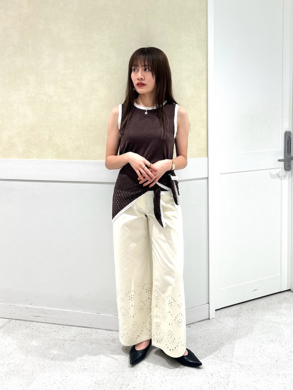 ブラウン系のニット/セーター、ホワイト系のその他パンツを着用したレディースの夏コーディネートの4枚目の写真
