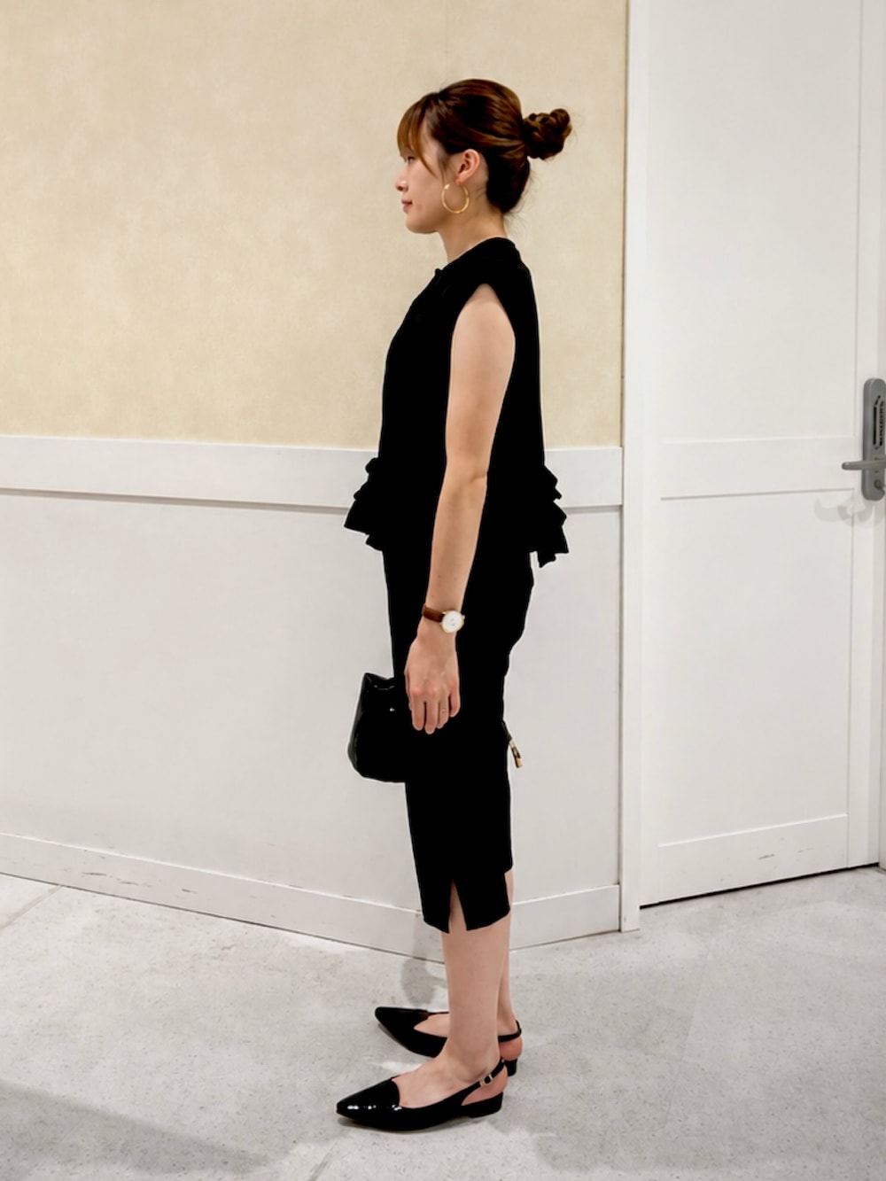 ブラック系のその他パンツ、ブラック系のベスト、ブラック系のボストンバッグを着用したレディースの夏コーディネートの2枚目の写真