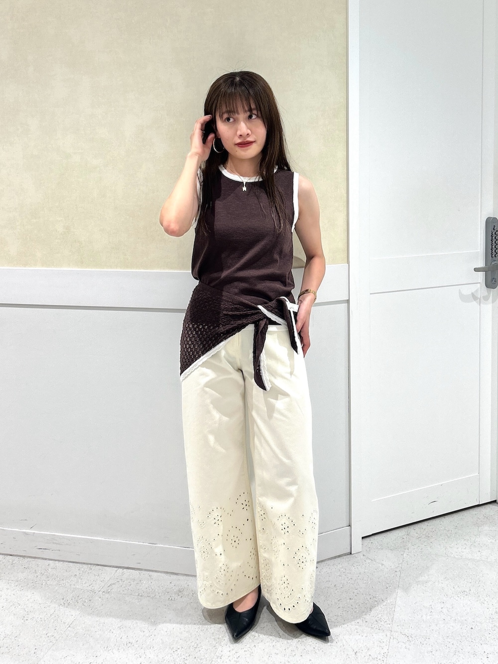 ブラウン系のニット/セーター、ホワイト系のその他パンツを着用したレディースの夏コーディネートの2枚目の写真