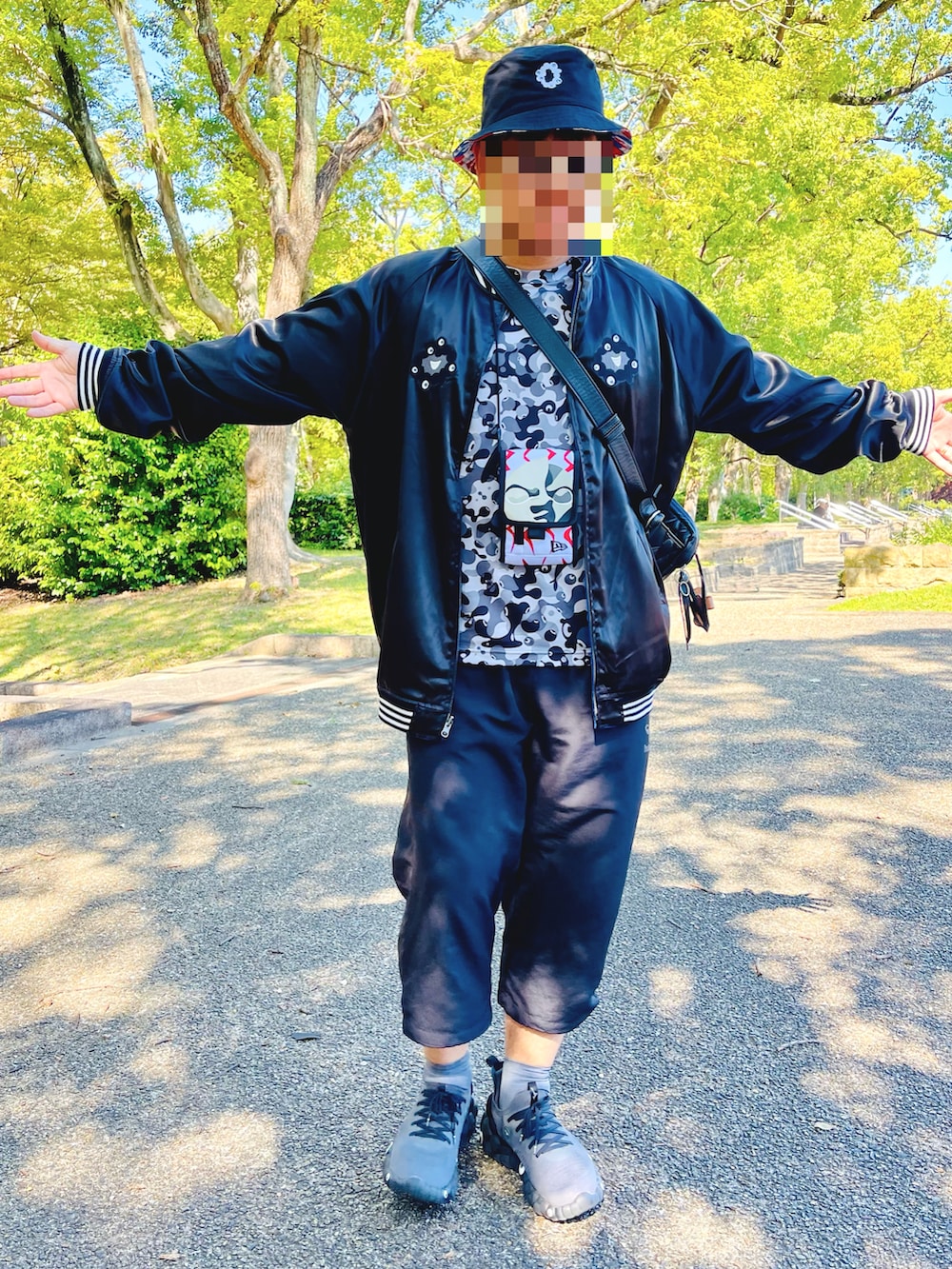 ブルー系のスカジャン、ブラック系のその他パンツ、グレー系のスニーカーを着用したメンズの秋コーディネートの3枚目の写真