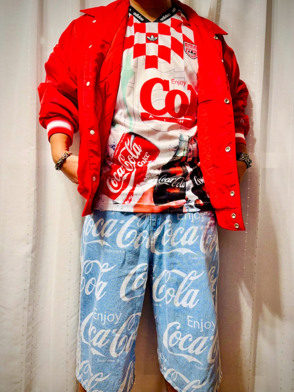ホワイト系のTシャツ/カットソー、レッド系のスタジャン、ブルー系のデニムパンツを着用したメンズの秋コーディネートの4枚目の写真