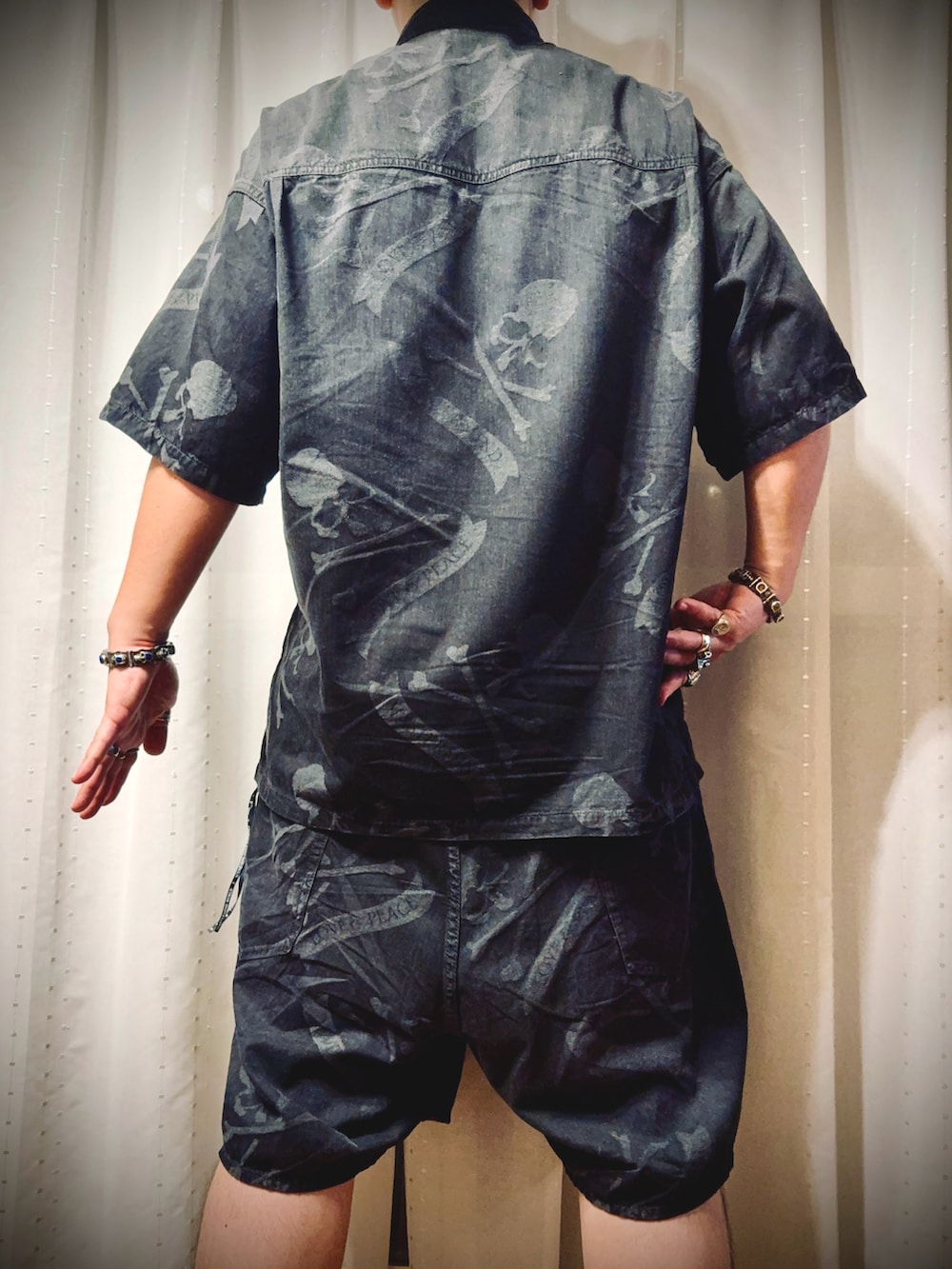 ブラック系のシャツ/ブラウス、ブラック系のデニムパンツ、ブラック系のサンダルを着用したメンズの夏コーディネートの3枚目の写真
