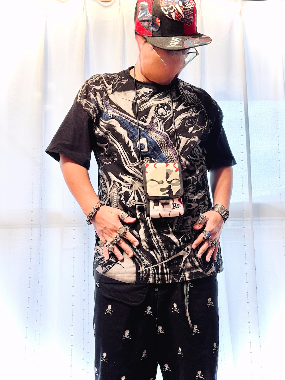 ブラック系のTシャツ/カットソー、ブラック系のその他パンツ、レッド系のキャップを着用したメンズの秋コーディネートの2枚目の写真