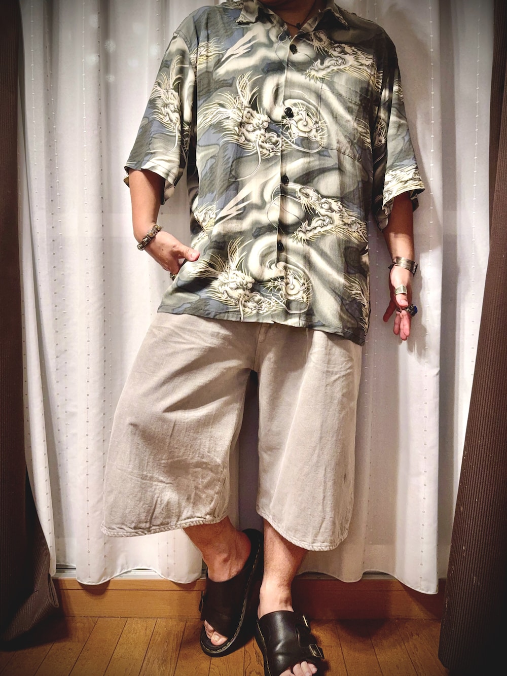 グレー系のシャツ/ブラウス、グレー系のデニムパンツ、ブラック系のサンダルを着用したメンズの夏コーディネートの3枚目の写真