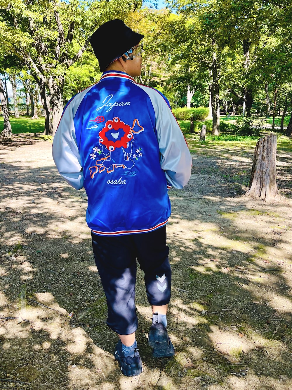 ブルー系のスカジャン、ブラック系のその他パンツ、グレー系のスニーカーを着用したメンズの秋コーディネートの2枚目の写真