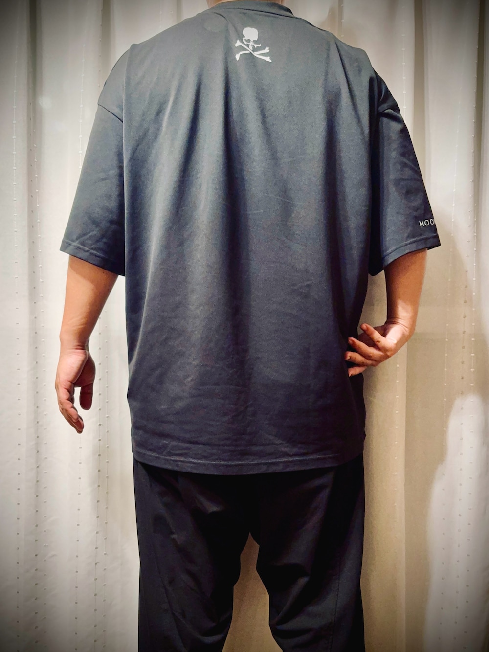 ブラック系のTシャツ/カットソー、ブラック系のその他パンツ、ブラック系のサンダルを着用したメンズの夏コーディネートの2枚目の写真