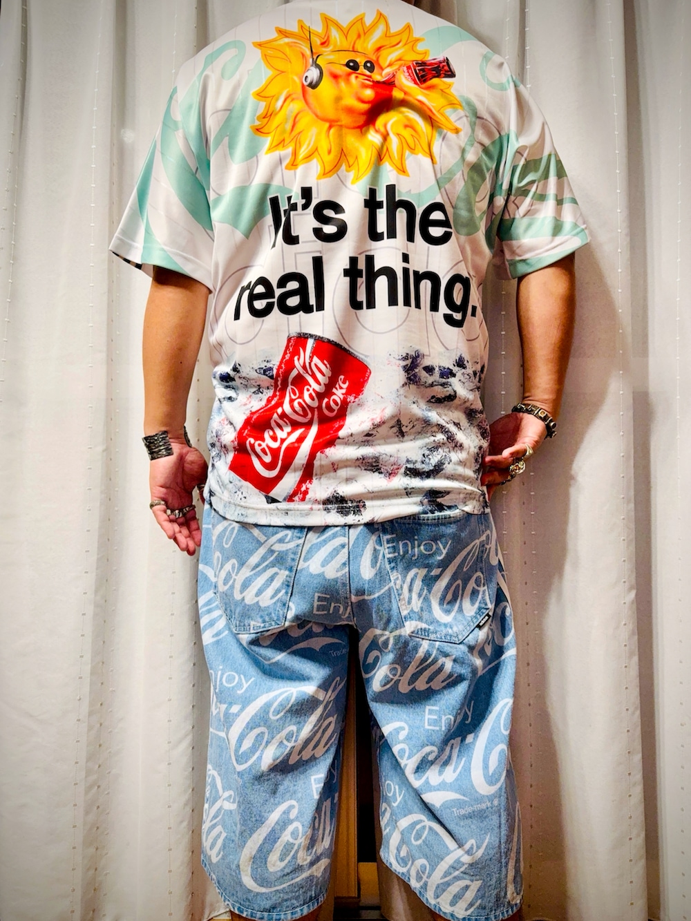 ホワイト系のTシャツ/カットソー、レッド系のスタジャン、ブルー系のデニムパンツを着用したメンズの秋コーディネートの5枚目の写真