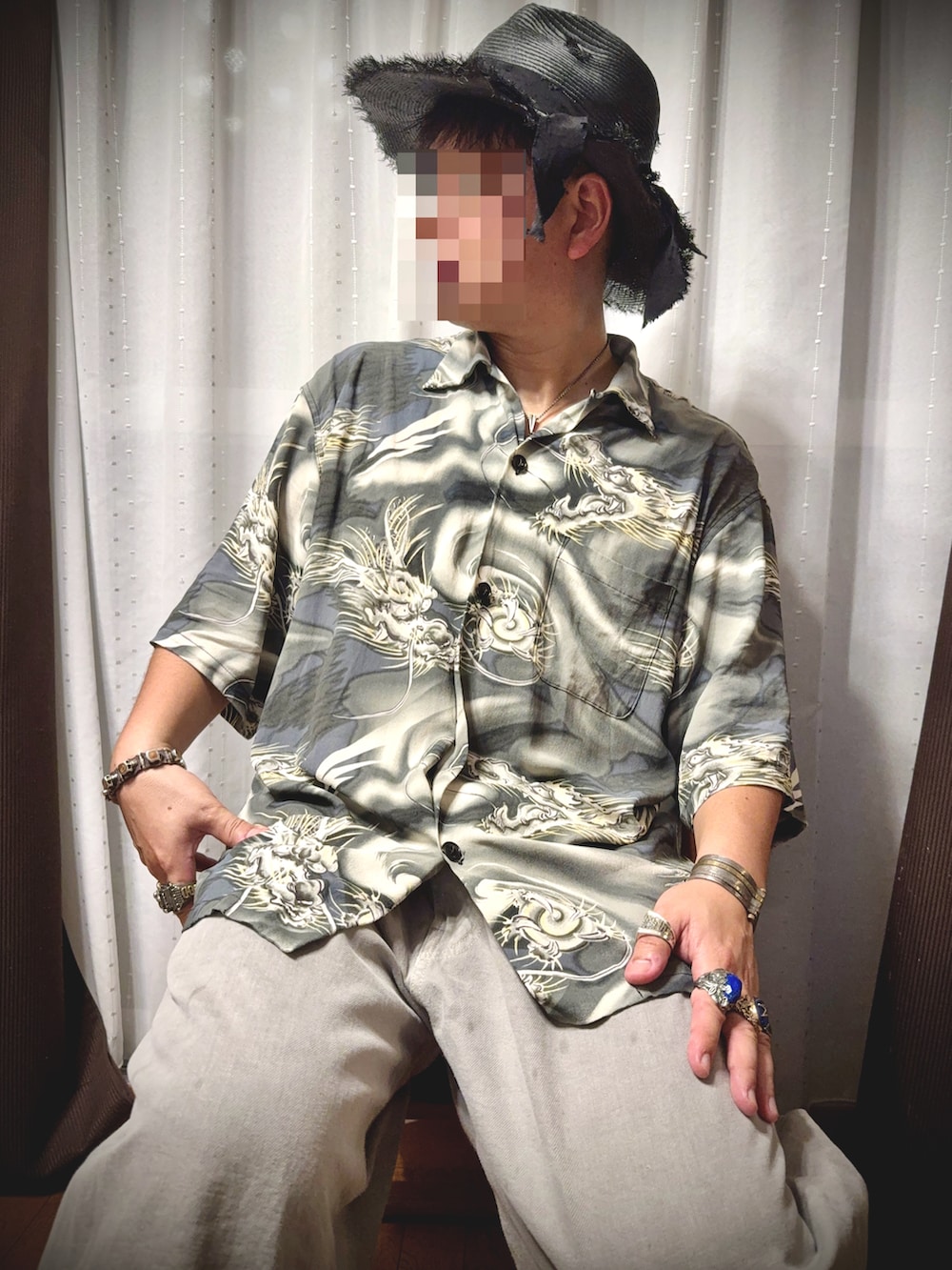 グレー系のシャツ/ブラウス、グレー系のデニムパンツ、ブラック系のサンダルを着用したメンズの夏コーディネートの2枚目の写真
