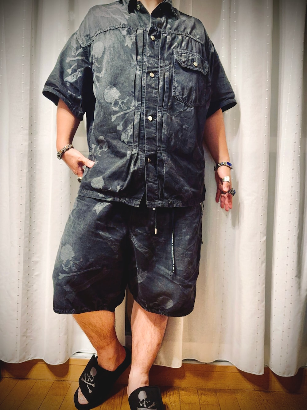 ブラック系のシャツ/ブラウス、ブラック系のデニムパンツ、ブラック系のサンダルを着用したメンズの夏コーディネートの2枚目の写真
