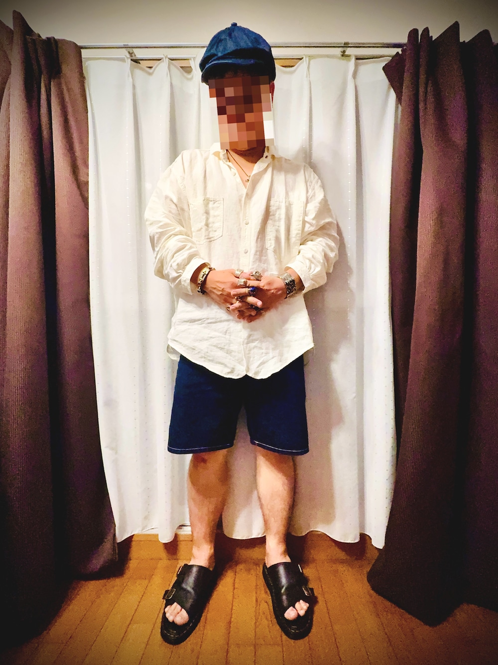 ホワイト系のシャツ/ブラウス、ブルー系のデニムパンツ、ブルー系のキャスケットを着用したメンズの夏コーディネートの3枚目の写真