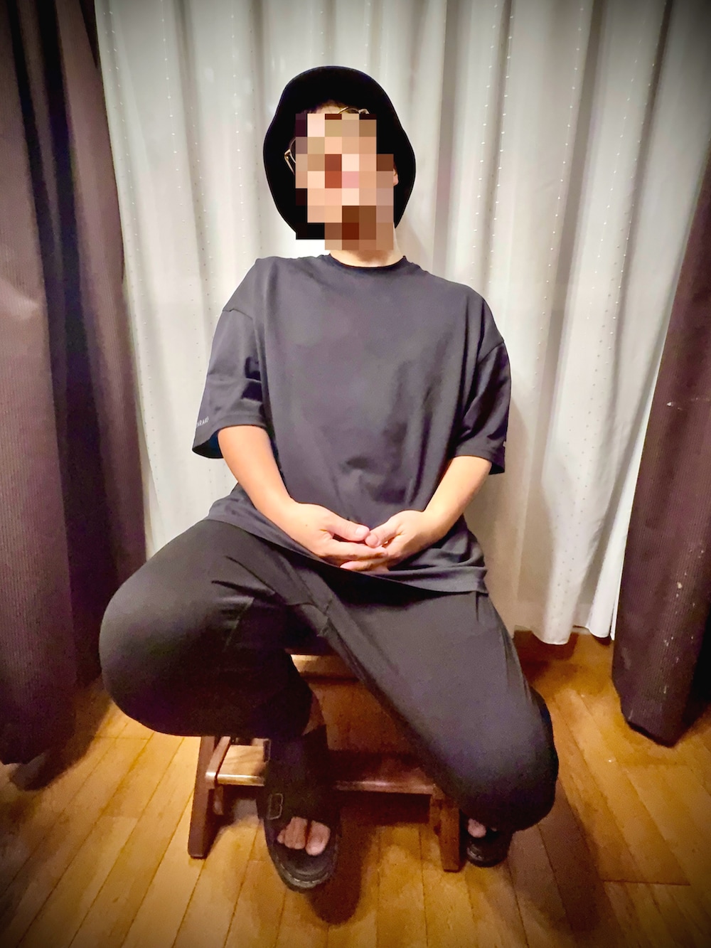 ブラック系のTシャツ/カットソー、ブラック系のその他パンツ、ブラック系のサンダルを着用したメンズの夏コーディネートの3枚目の写真