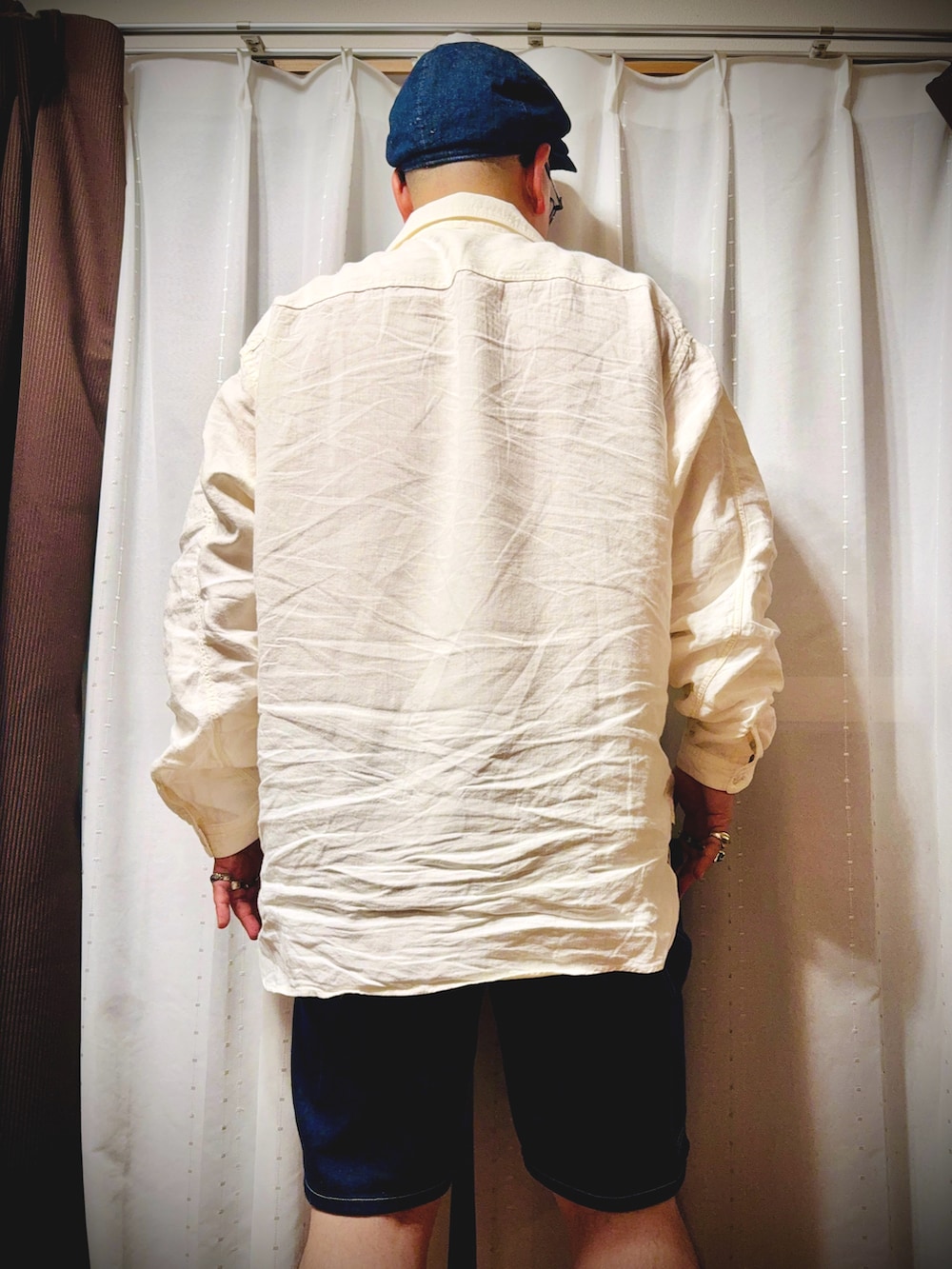 ホワイト系のシャツ/ブラウス、ブルー系のデニムパンツ、ブルー系のキャスケットを着用したメンズの夏コーディネートの2枚目の写真