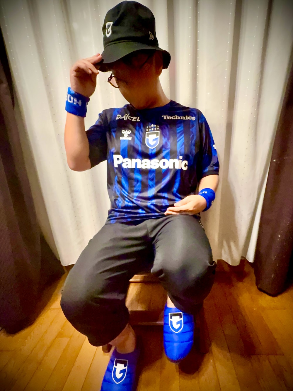 ブルー系のTシャツ/カットソー、ブラック系のその他パンツ、ブラック系のハットを着用したメンズの夏コーディネートの2枚目の写真