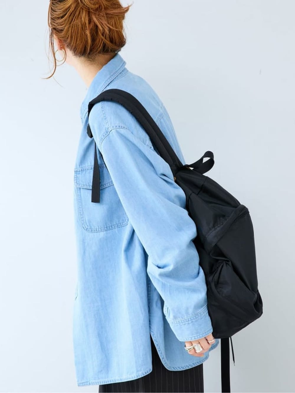 ブルー系のその他パンツ、ブルー系のシャツ/ブラウスを着用したレディースの秋コーディネートの5枚目の写真