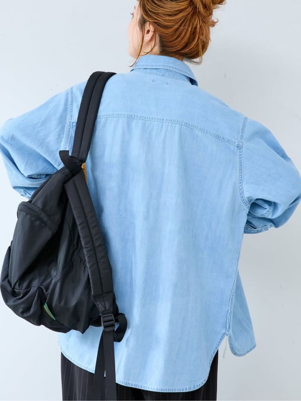 ブルー系のその他パンツ、ブルー系のシャツ/ブラウスを着用したレディースの秋コーディネートの6枚目の写真