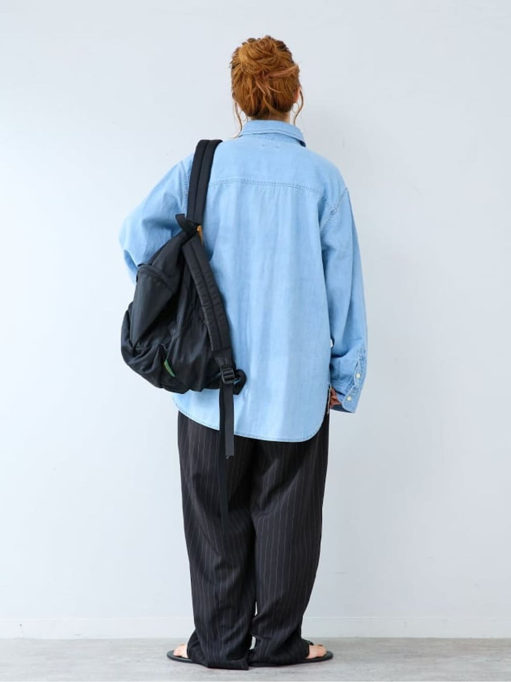 ブルー系のその他パンツ、ブルー系のシャツ/ブラウスを着用したレディースの秋コーディネートの3枚目の写真