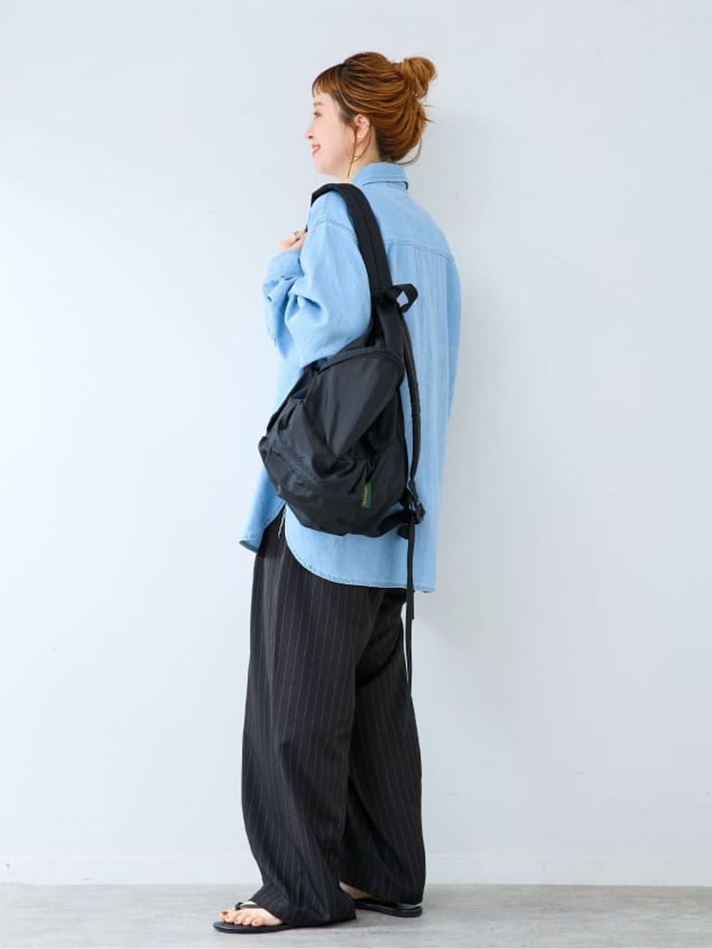 ブルー系のその他パンツ、ブルー系のシャツ/ブラウスを着用したレディースの秋コーディネートの2枚目の写真