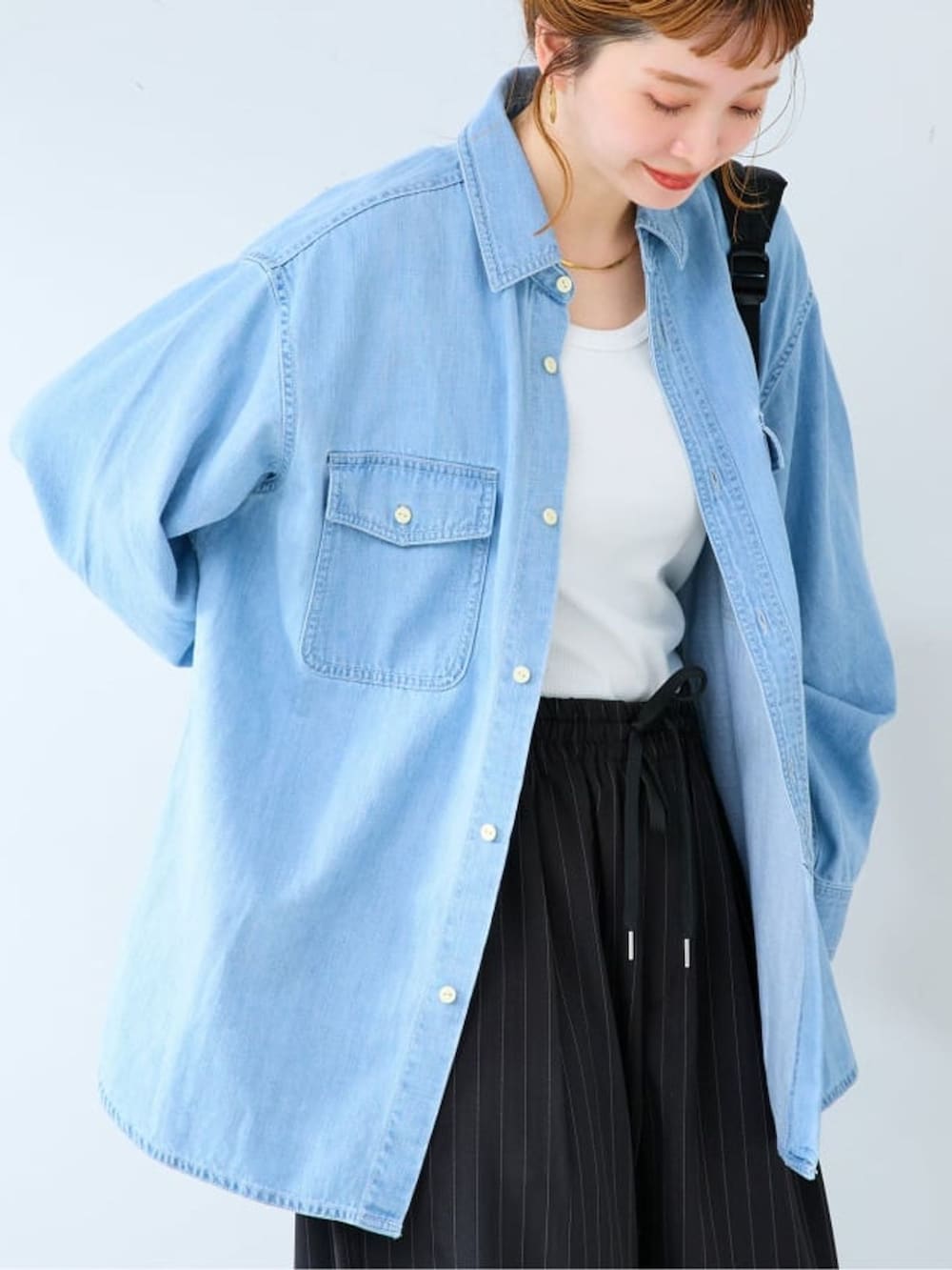 ブルー系のその他パンツ、ブルー系のシャツ/ブラウスを着用したレディースの秋コーディネートの4枚目の写真