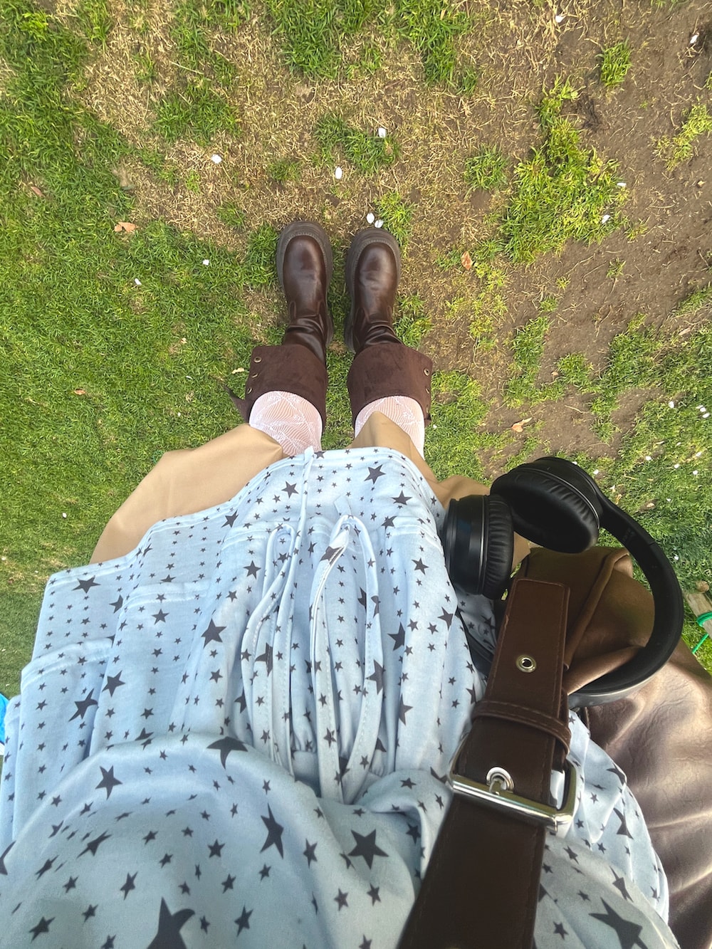 ブルー系のキャミソール、グレー系のトップス、ベージュ系のスカートを着用したレディースの春コーディネートの3枚目の写真