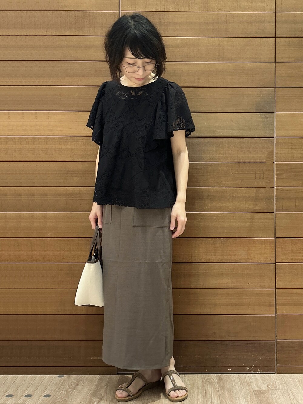 ブラック系のシャツ/ブラウス、ブラウン系のスカート、ブラウン系のトートバッグを着用したレディースの夏コーディネートの3枚目の写真