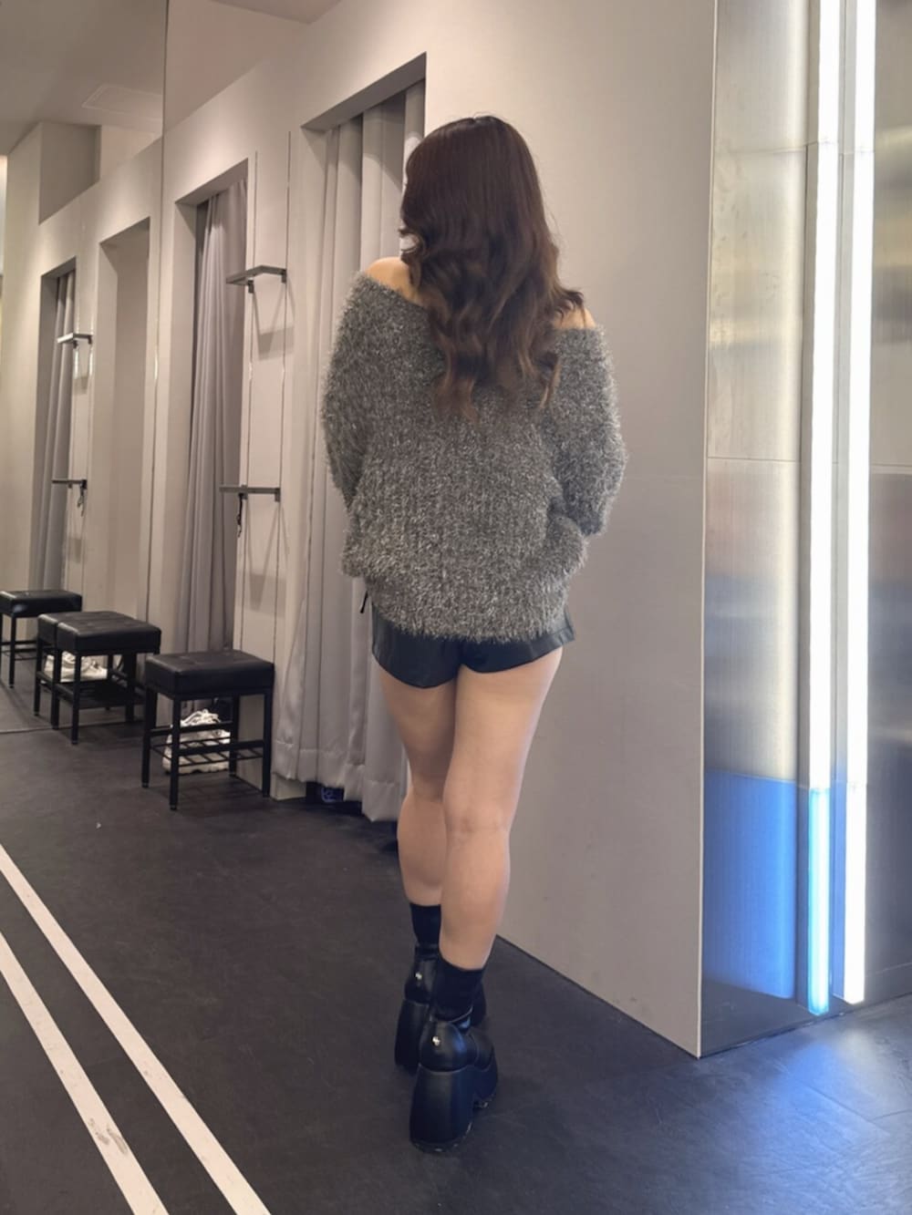 ブラック系のその他パンツ、ブラック系のブーツ、グレー系のニット/セーターを着用したレディースの秋コーディネートの3枚目の写真