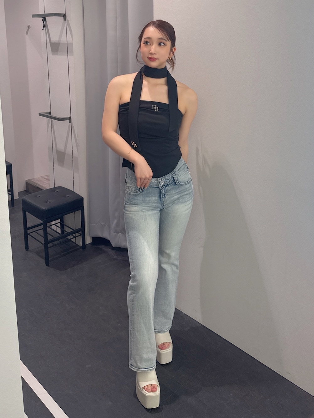 ブラック系のTシャツ/カットソー、ブルー系のデニムパンツ、ホワイト系のサンダルを着用したレディースの夏コーディネートの2枚目の写真