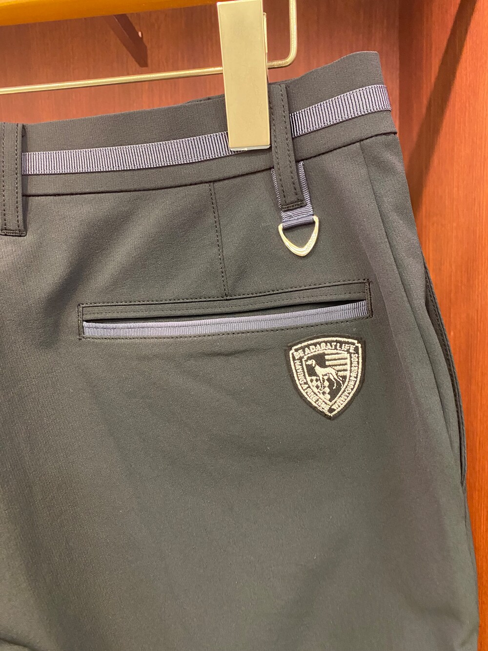 ブルー系のTシャツ/カットソー、ブラック系のその他パンツを着用したメンズの夏コーディネートの8枚目の写真