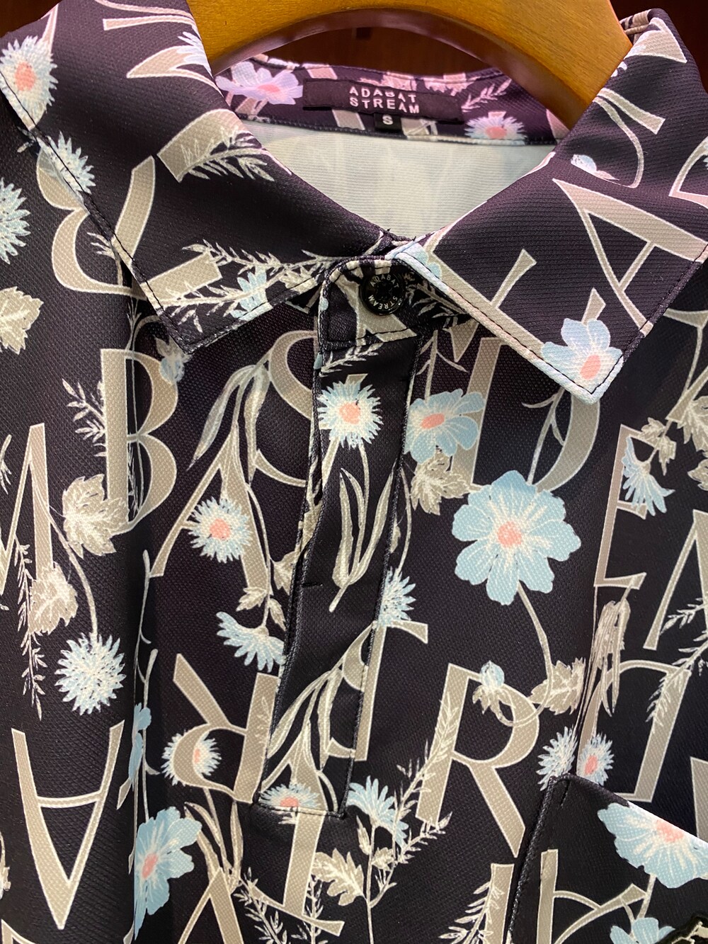 ブラック系のポロシャツ、ブラック系のその他パンツ、ブラック系のハットを着用したメンズの夏コーディネートの6枚目の写真