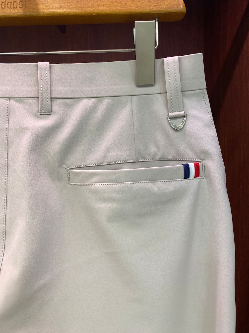 ブラック系のポロシャツ、ベージュ系のその他パンツ、ブラック系のハットを着用したメンズの春コーディネートの7枚目の写真