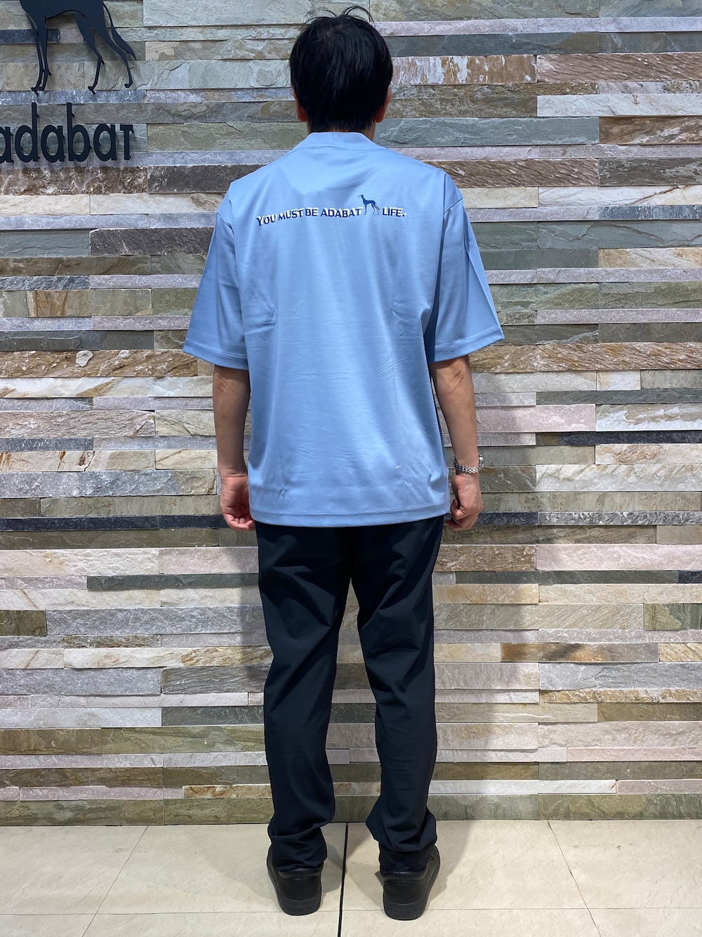 ブルー系のTシャツ/カットソー、ブラック系のその他パンツを着用したメンズの夏コーディネートの3枚目の写真